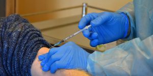 wzc De Bijster Essen - Eddy Binon als eerste gevaccineerd! - (c) Noordernieuws.be - HDB_2978s
