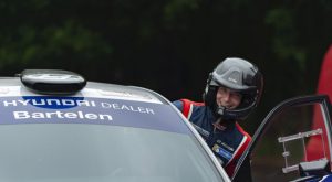 Nederlands rallykampioen Bob de Jong aan de start van GTC Rally