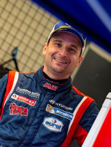 Bob de Jong met Erik de Wild aan de start in Twente