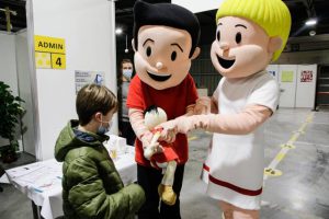 Suske en Wiske geven startsein voor vaccinatie kinderen in Vaccinatiecentrum Noorderkempen2