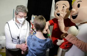 Suske en Wiske geven startsein voor vaccinatie kinderen in Vaccinatiecentrum Noorderkempen3