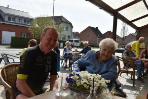 Julia Van den Bergh - Café Bostella Essen - Afscheid van klanten en het leven
