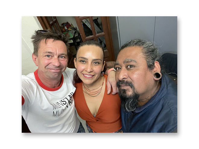 Beeldhouwer Jorg Van Daele verwelkomt Mexicaanse schilders in galerij