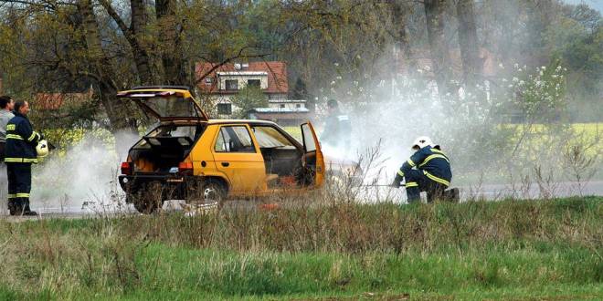 Parkeer je auto niet op droge ongemaaide bermen