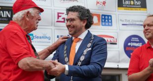 Uitreiking Koninklijke onderscheiding aan Tinus Jongenelen