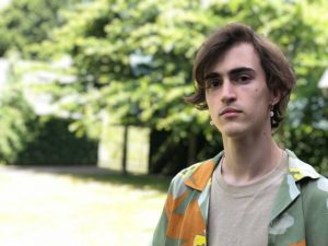 Agge Nebbisj speelt 'De Koffer'