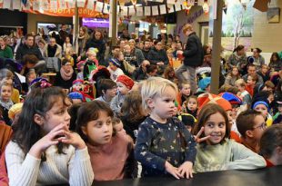 Intocht Sinterklaas met zijn zwarte pieten op Essen Heikant - (c) Noordernieuws 2022 - HDB_7716