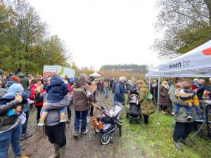 Ouders planten boompje in geboortebos