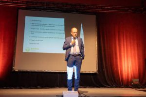 Europees Parlementslid en directeur Europese belangenorganisatie informeren boeren