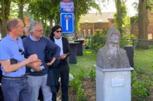 Buste van 'Pitta Half-Elf' onthuld in Kammenstraat