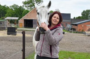 Manegepaarden Pensioenfonds - Carola Poot met Sterre - (c) Noordernieuws.be 2023 - HDB_8812u