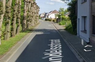 Bus met kinderen glijdt scheef richting sloot in Handelsstraat