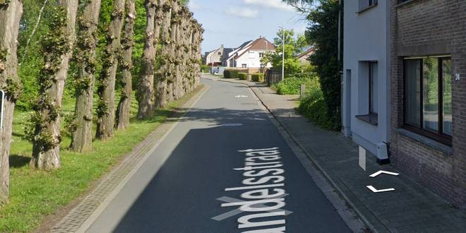 Bus met kinderen glijdt scheef richting sloot in Handelsstraat