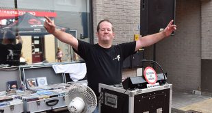 Tony Borghmans heeft als hobby DJ