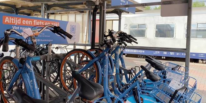 Nieuwe Blue-bike fietsen met digitaal slot aan station Essen