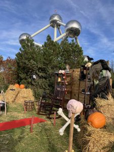 Halloween Mini-Europe Atomium background