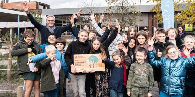 De dolenthousiaste kinderen zijn verheugd bij de inhuldiging van hun nieuwe speelplaats - © Provincie Antwerpen