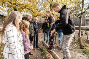 De dolenthousiaste kinderen zijn verheugd bij de inhuldiging van hun nieuwe speelplaats - © Provincie Antwerpen