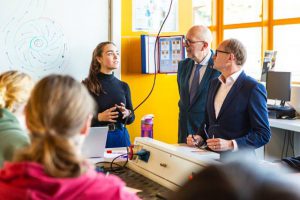 Minister van Onderwijs verkent succesvolle innovaties bij PITO Stabroek