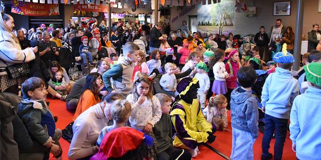 Zeker 150 kinderen verwelkomden Sint en zijn Pieten op Heikant - Essen - HDB_0043s70