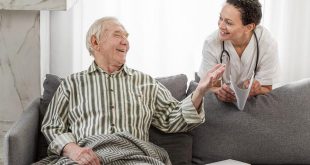 thuiszorg noorderkempen smiley-senior-man-talking-with-doctor