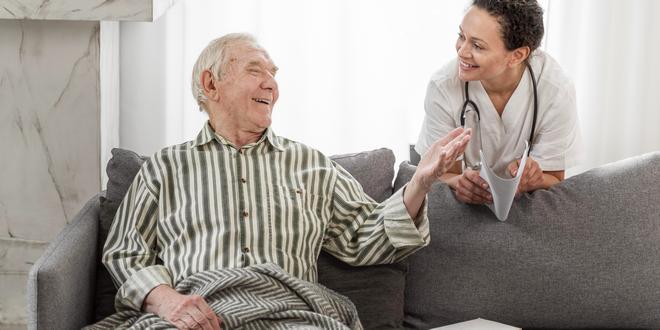 thuiszorg noorderkempen smiley-senior-man-talking-with-doctor