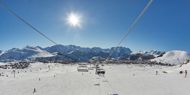 Skiën in Auris met zicht op Alpe d'huez en Deux-Alpes