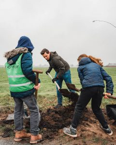 Leerlingen van basisschool 't Kantoor helpen bomen planten in naburige Berkendreef2