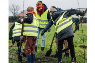 Eerste natuurperk aangeplant aan het Hubertinnepad in Gooreind