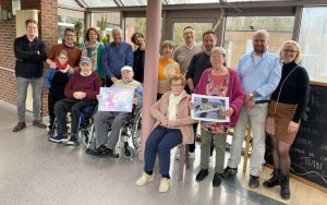 Team Zonnedauwlaan overhandigt cheque aan WZC Sint-Michaël