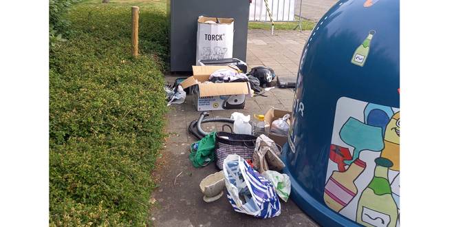 Kledingcontainers blijven voorlopig staan