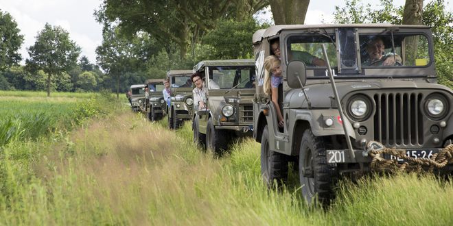 Weekendje weg Landal Strabrechtse Vennen - De Heere van Meijel Leger Jeep in de Peel