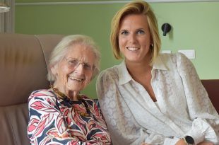 Bea Vreugde met kleindochter - Essen Vroeger en Nu - (c) Noordernieuws.be - HDB_3193u85