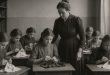 Naai-matres met leerlingen in de klas omstreeks 1900