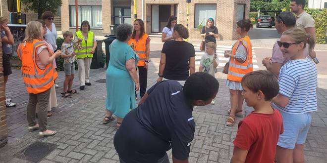 Cd&v Essen en ouders voeren actie voor veilige verkeerslichten aan Mariaberg Hoek