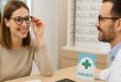 mutualiteiten oogzorg - vrouw past bril bij opticien